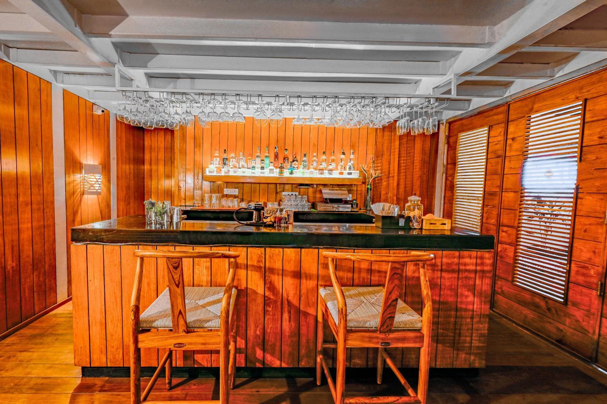 The Park Bangalore, Mg Road Exteriér fotografie The bar at the 1960s-style lounge