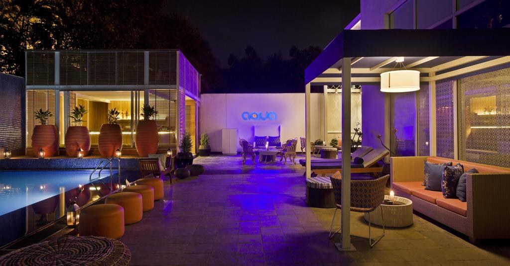 The Park Bangalore, Mg Road Exteriér fotografie The pool at the hotel