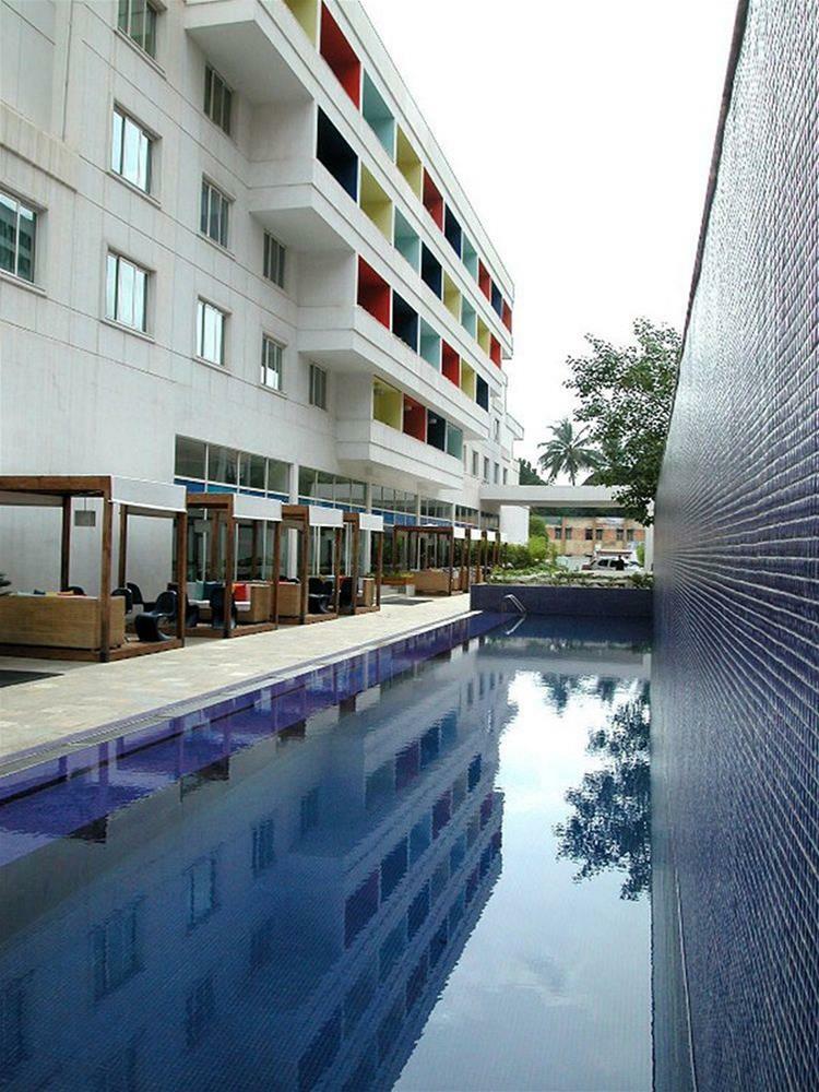 The Park Bangalore, Mg Road Exteriér fotografie The hotel's pool